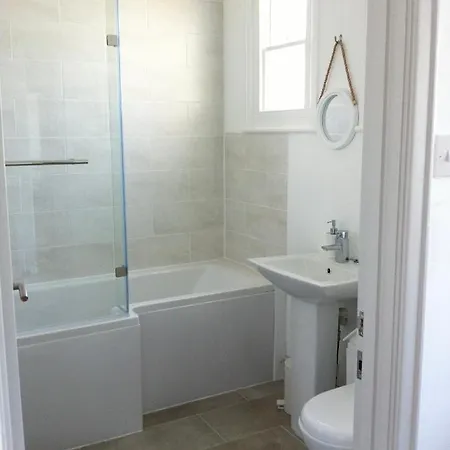 Apartment Harbour Retreat - Entire In The Beautiful Old Town Of Harbour *