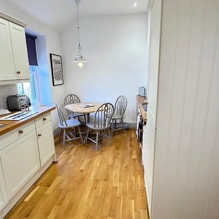 Harbour Retreat - Entire In The Beautiful Old Town Of Harbour Apartment Padstow